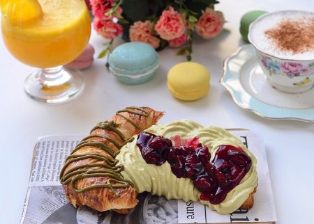 kroasan sa pistaći kremom i višnjama